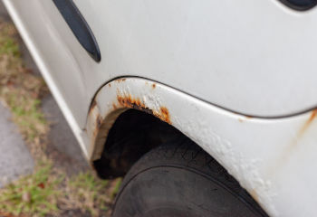 De la rouille présente sur la carrosserie d'une voiture